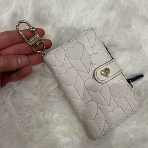 Elegant Cream Heart-Patterned Key Holder